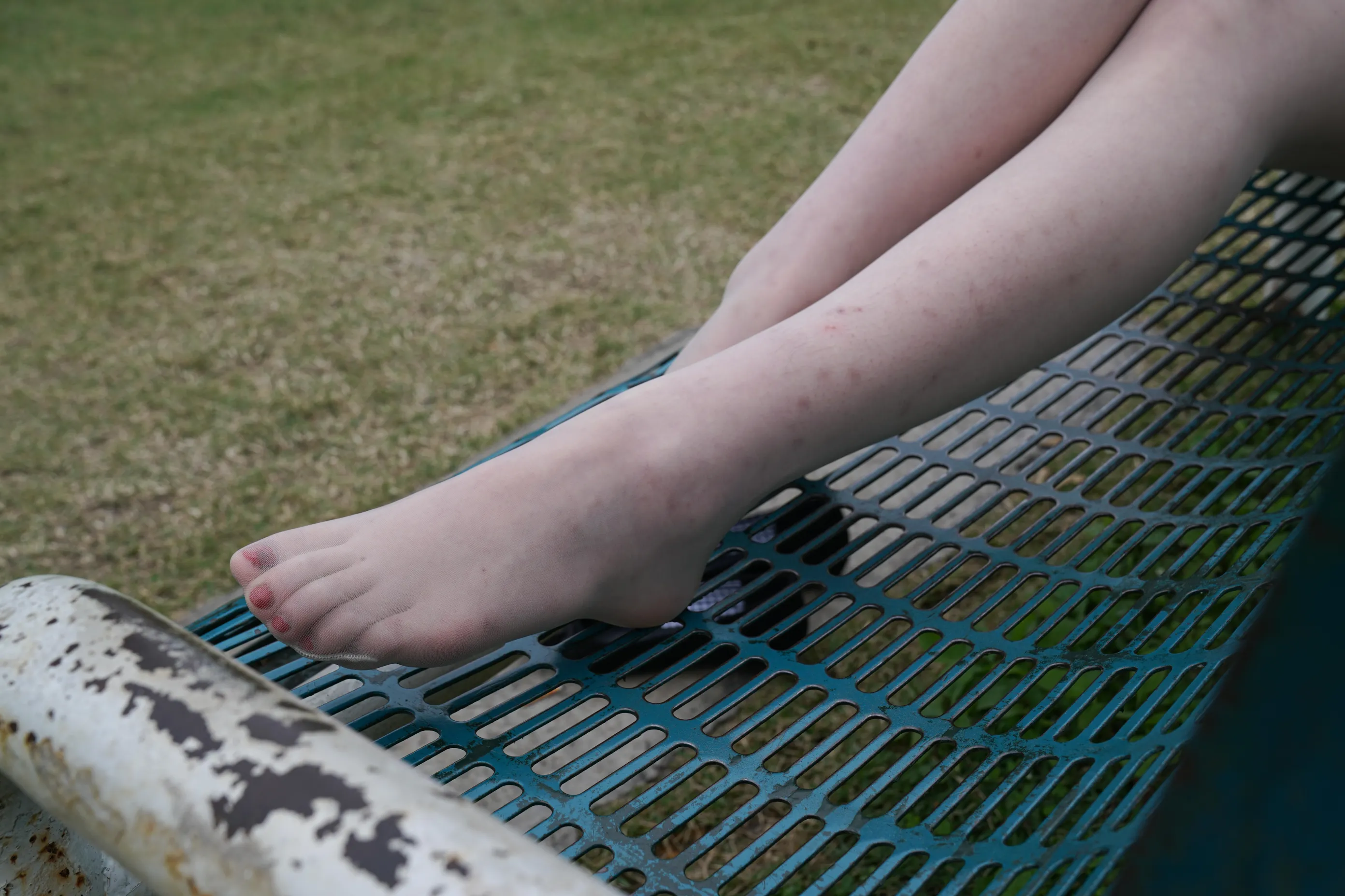 [Mzsock] NO.022 Xiao Zhang picks up a conversation with a high school student in the park and takes a direct photo of her silky feet street photography#[58P]-35